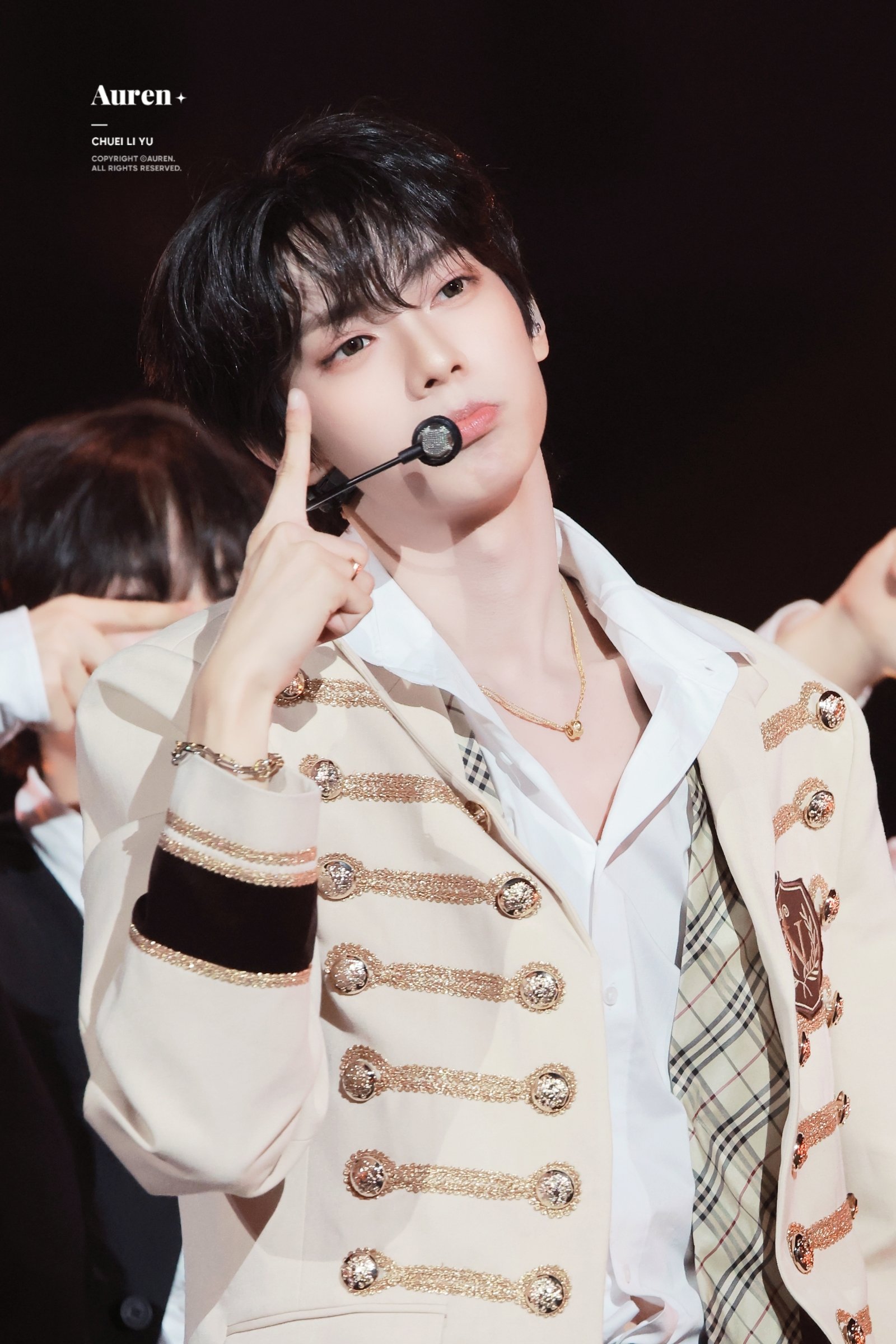 최립우 wearing PB043B
